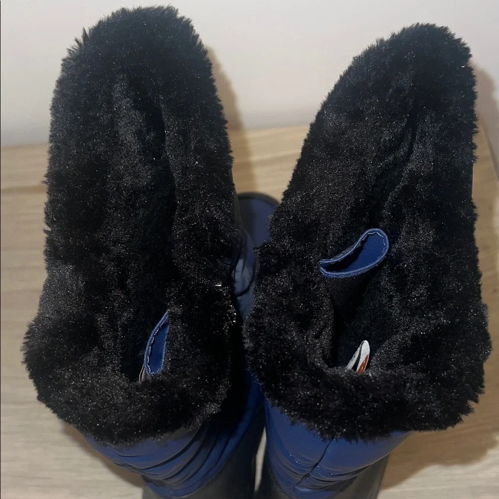 7M ladies Sporto Blue and Black Winter Boots. Zipper. Rubber soles. Fleece lined